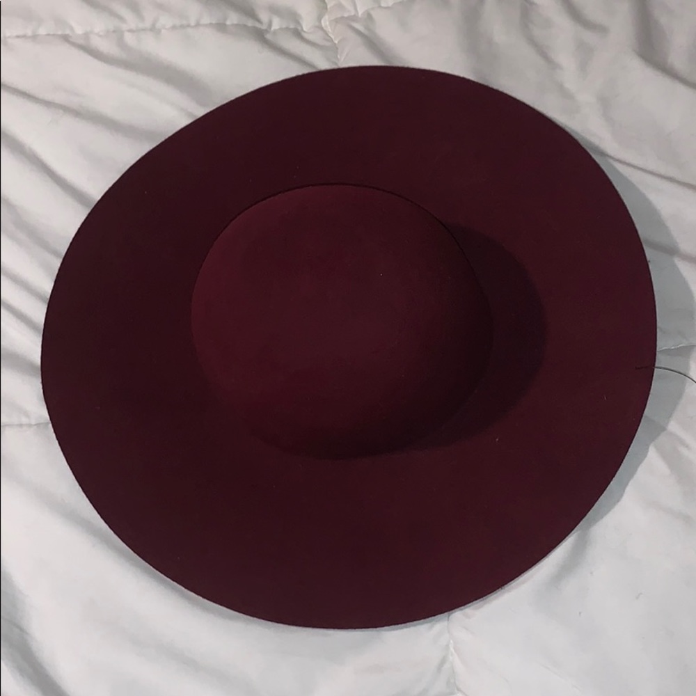Maroon felt hat for fall